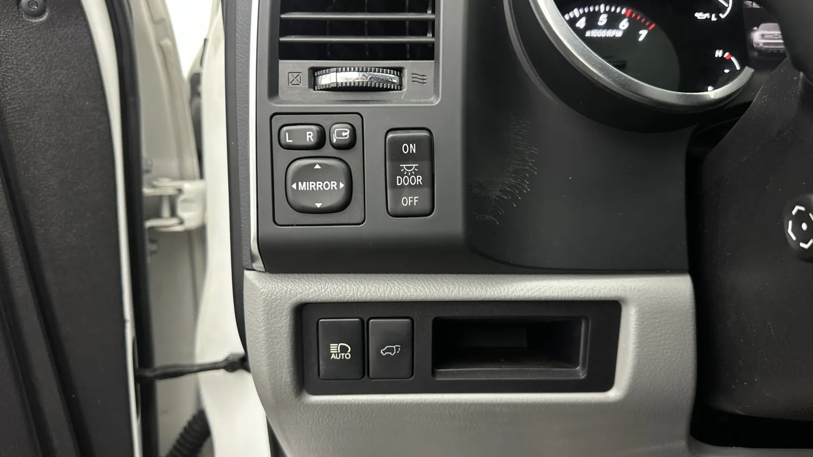 Toyota Sequoia photo 16