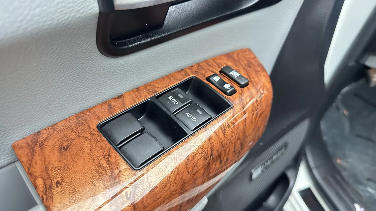 Toyota Sequoia photo 9