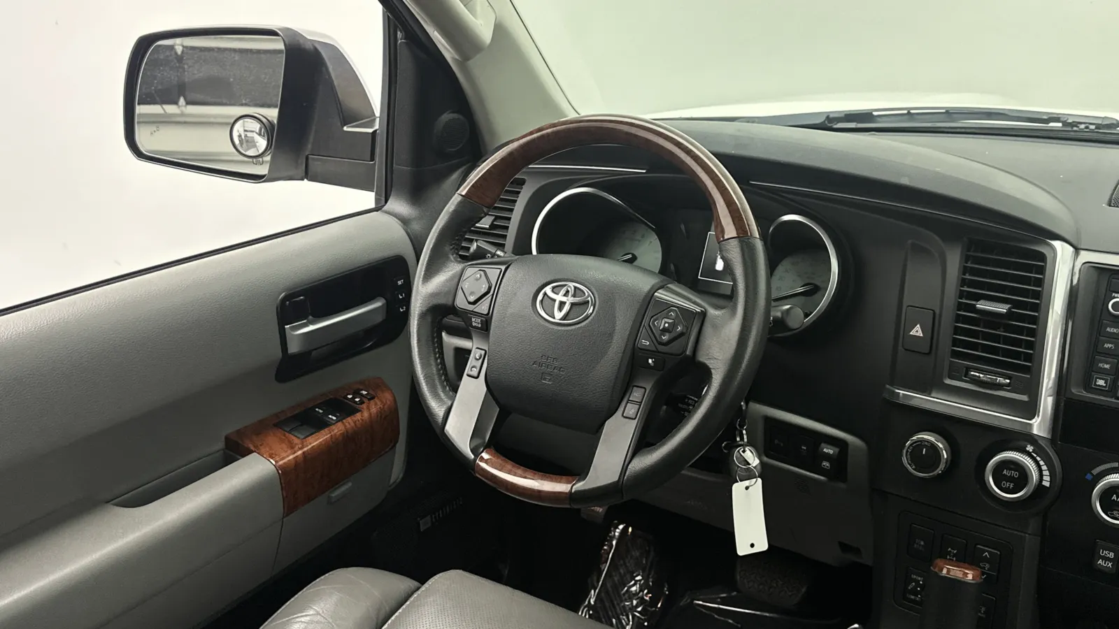 Toyota Sequoia photo 36