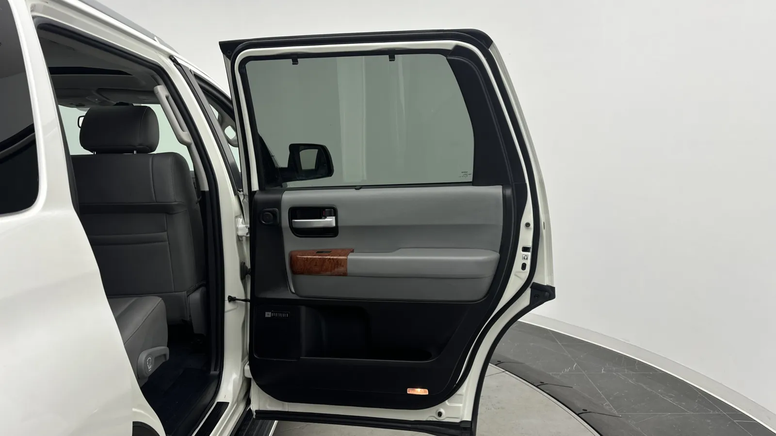 Toyota Sequoia photo 32