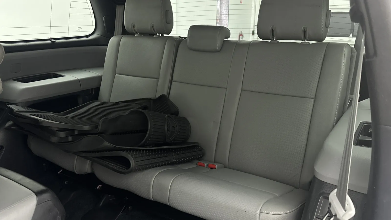 Toyota Sequoia photo 28