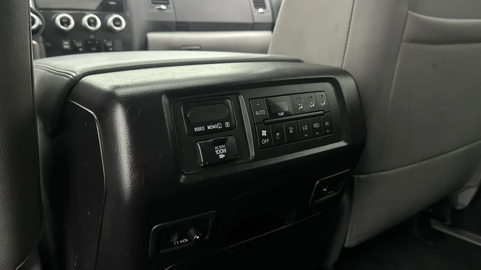 Toyota Sequoia photo 27