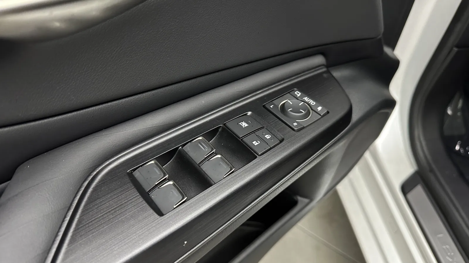 Lexus ES photo 12