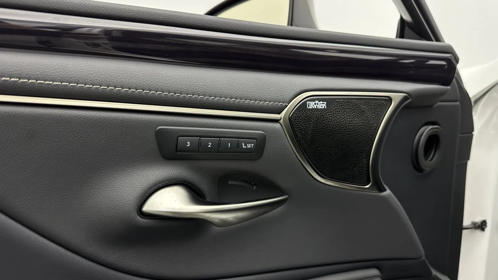 Lexus ES photo 13