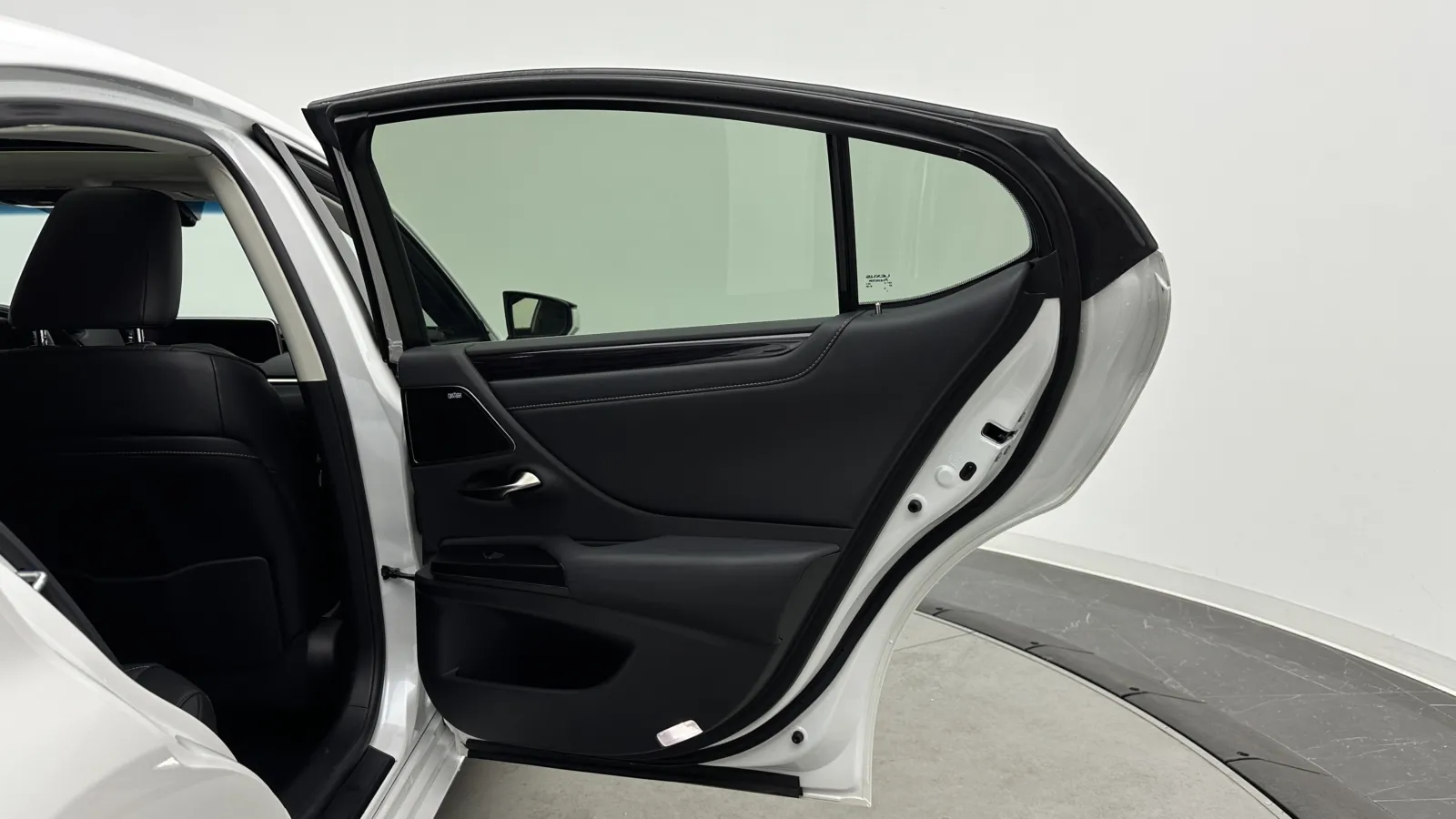 Lexus ES photo 31