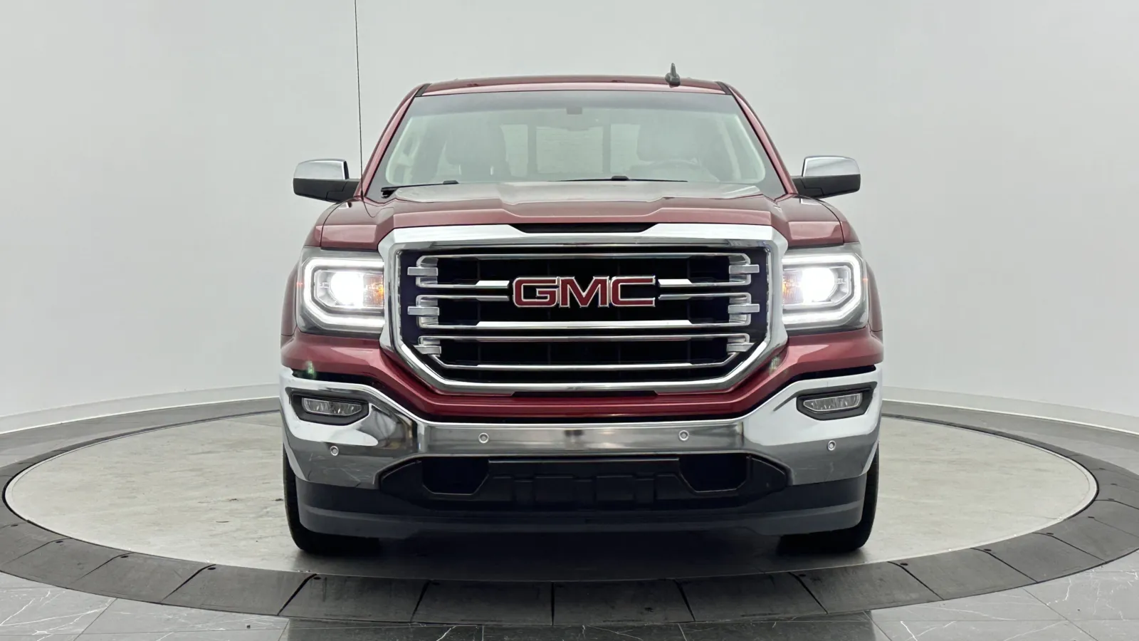 GMC Sierra photo 2