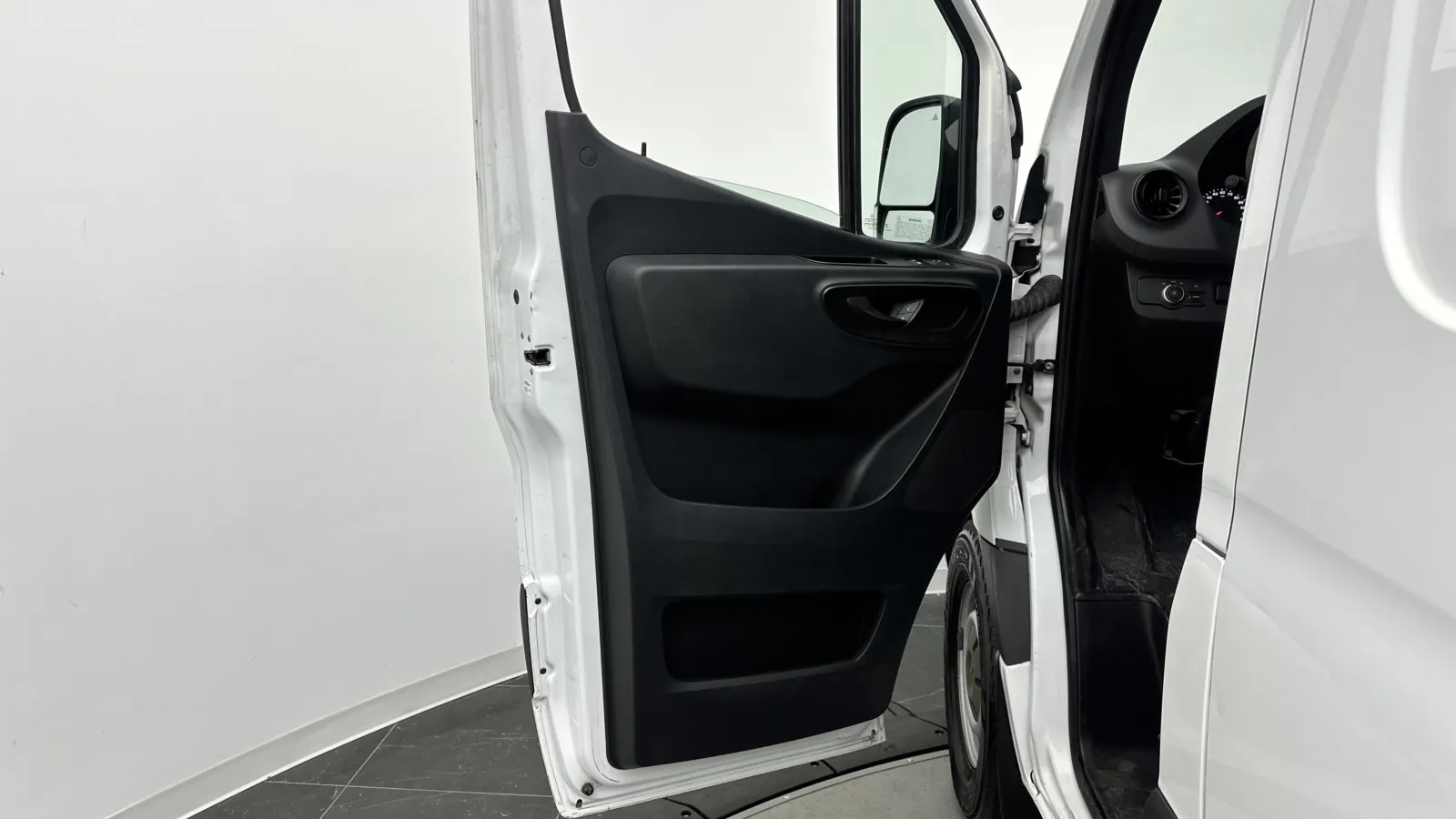 Mercedes-Benz Sprinter photo 8