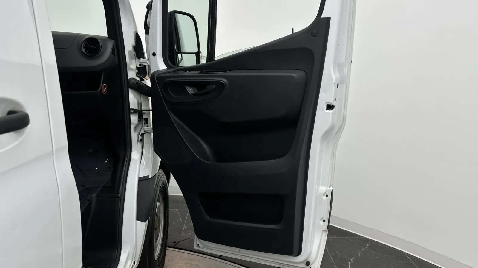 Mercedes-Benz Sprinter photo 23