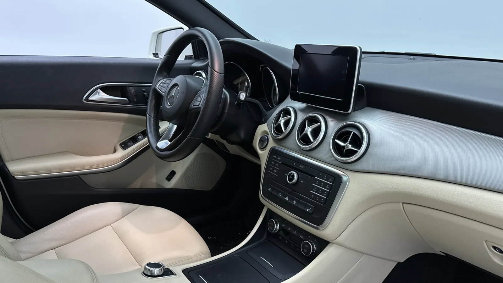 Mercedes-Benz CLA-Class photo 32