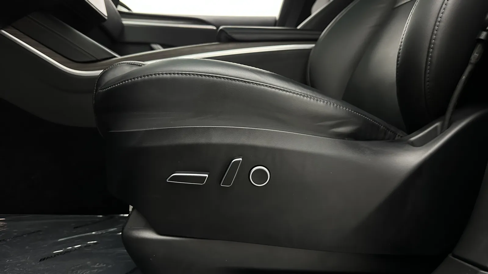 Tesla Model X photo 14
