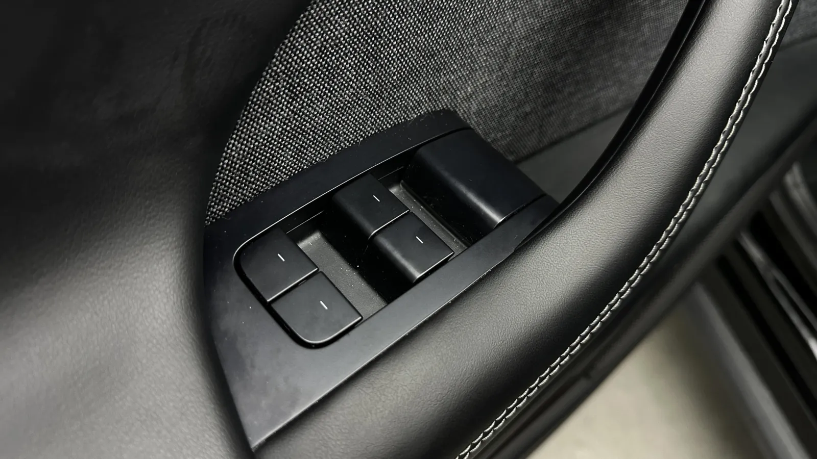 Tesla Model X photo 13