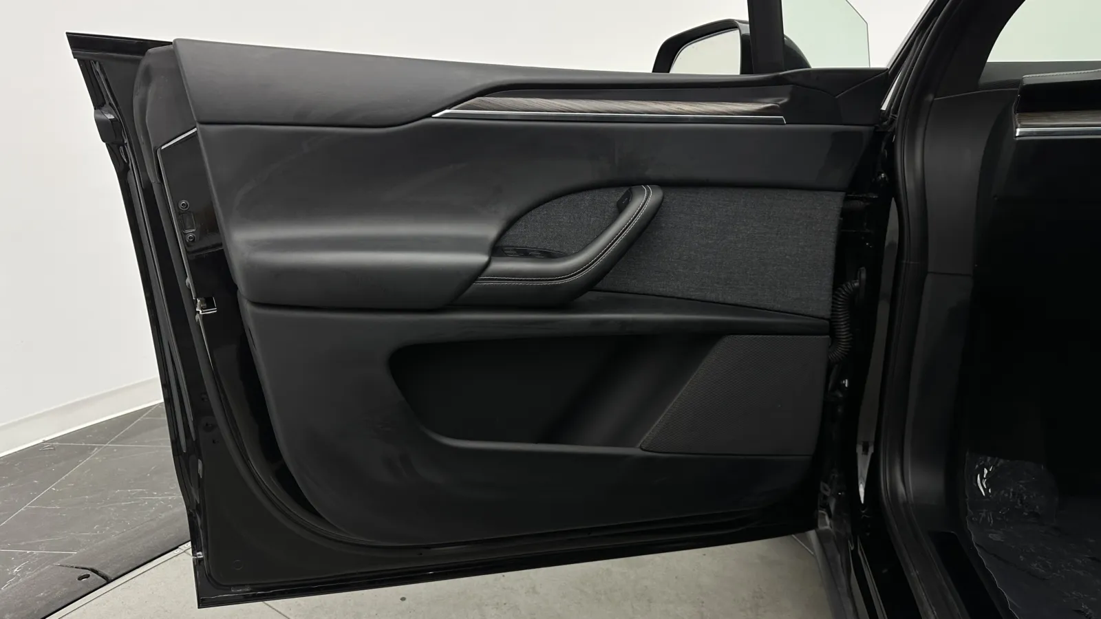 Tesla Model X photo 12
