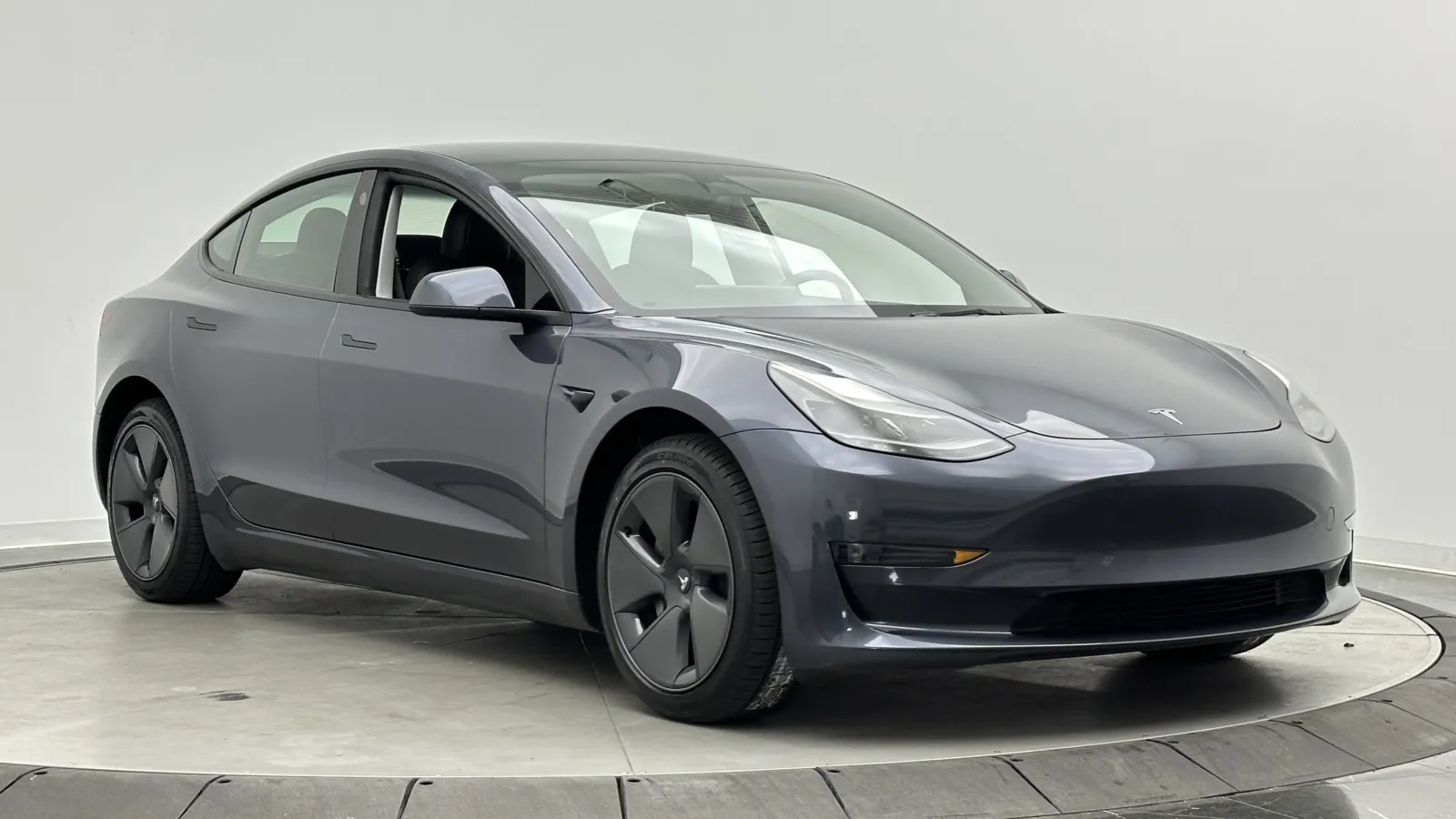 Tesla Model 3 photo 3