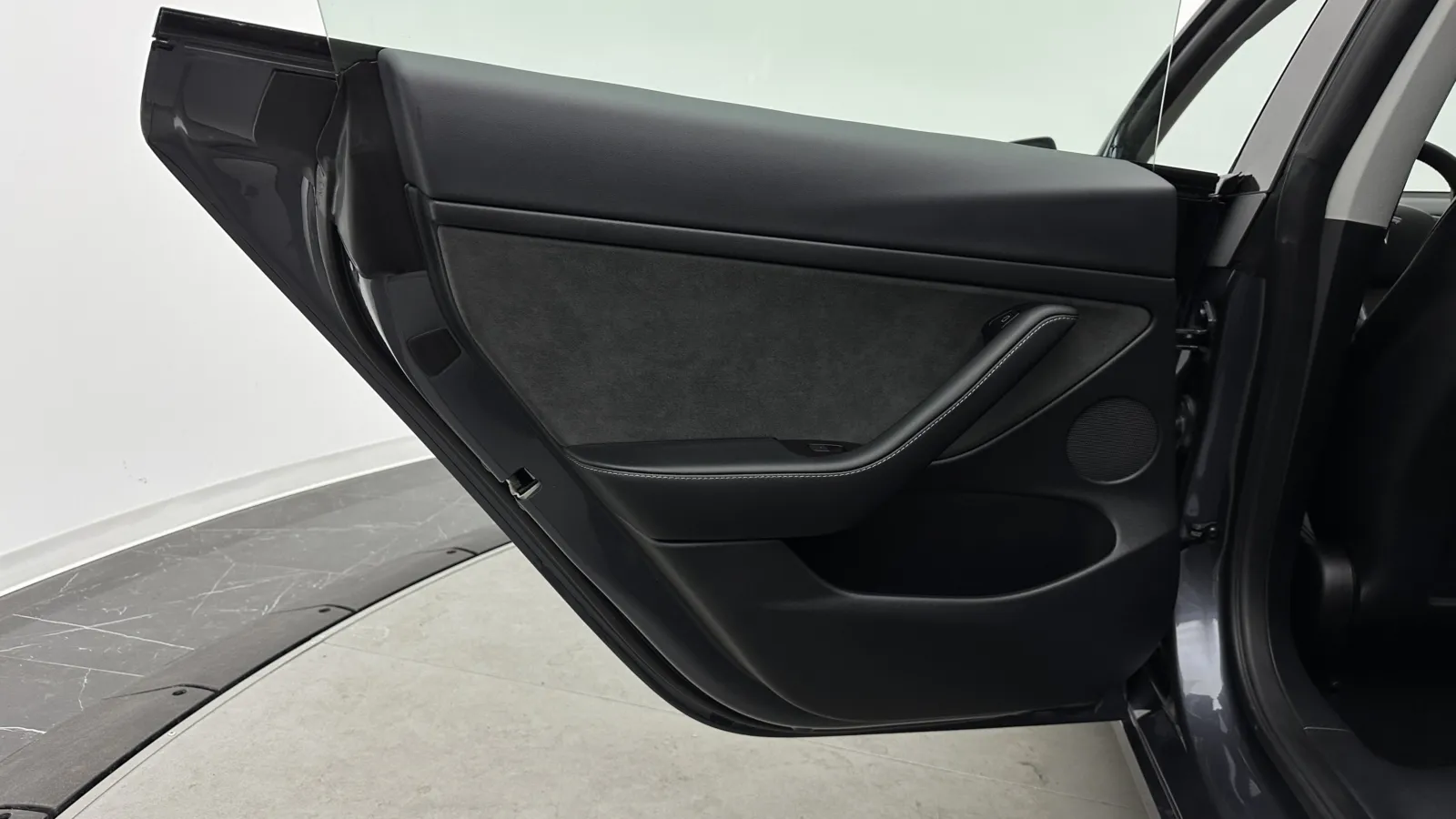 Tesla Model 3 photo 27