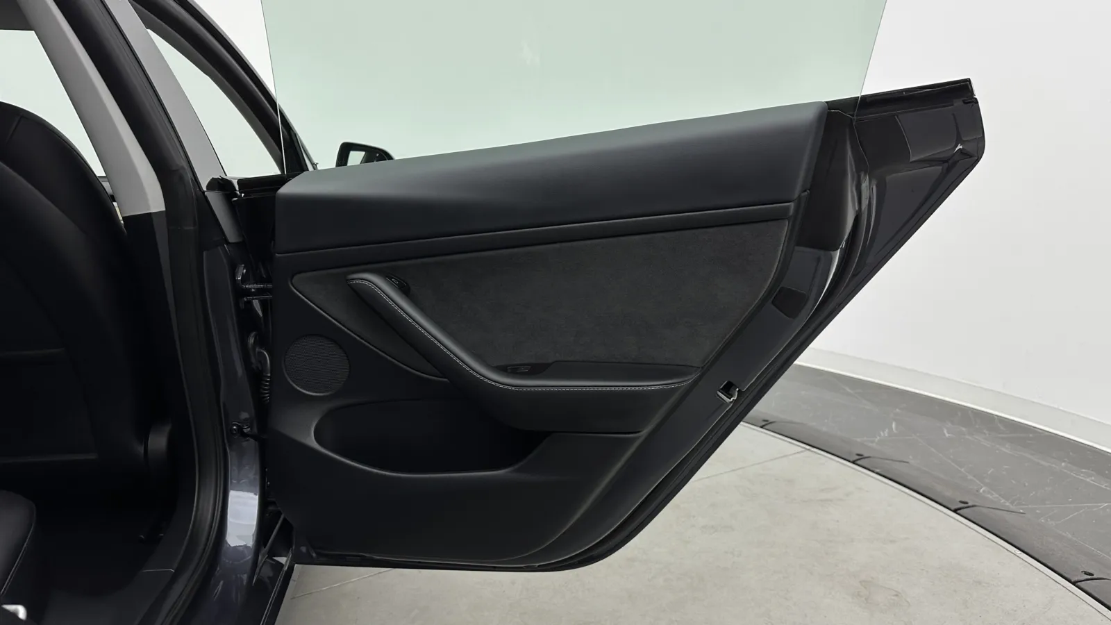Tesla Model 3 photo 30