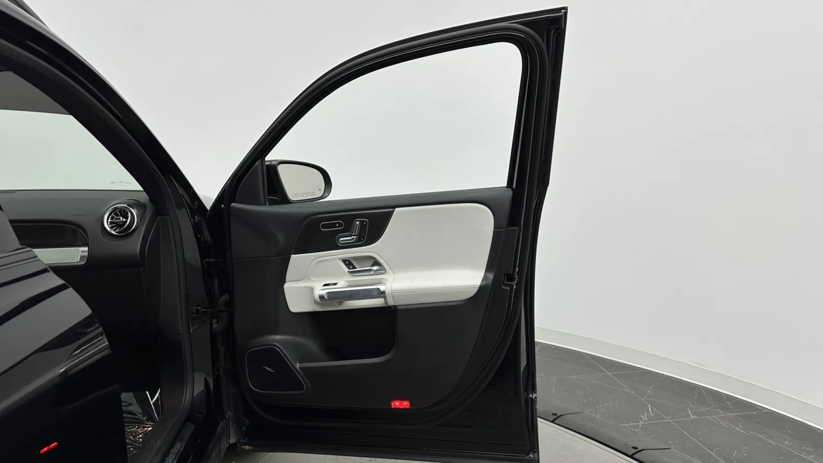 Mercedes-Benz GLB photo 38