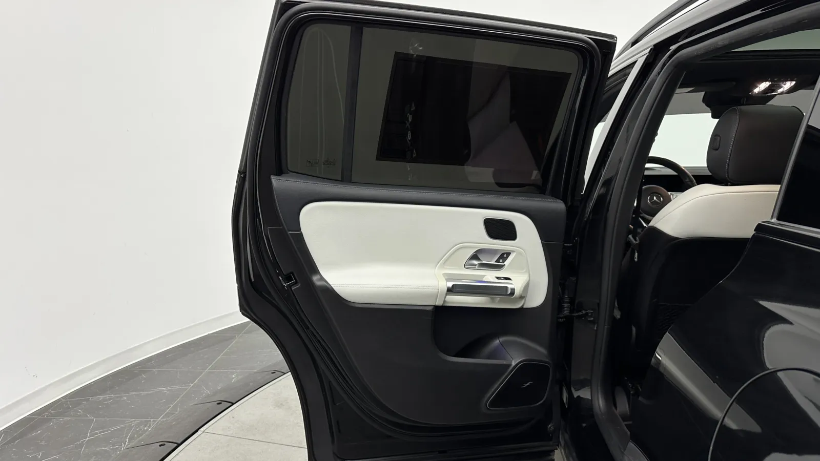 Mercedes-Benz GLB photo 29