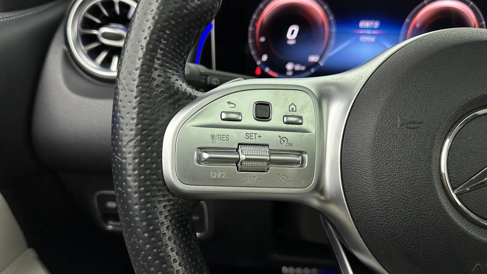 Mercedes-Benz GLB photo 24