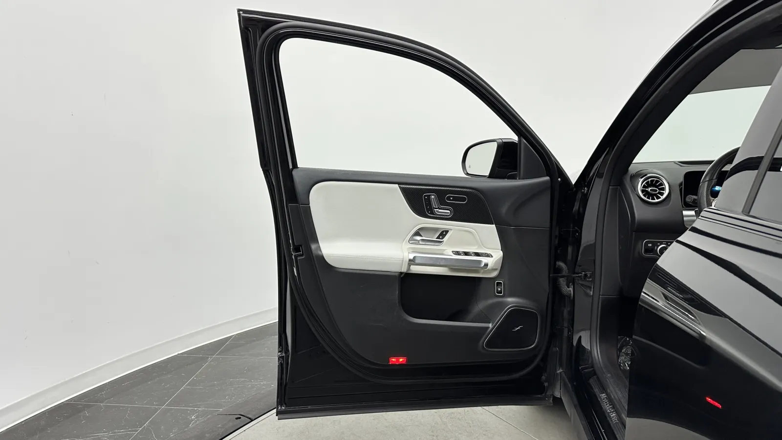Mercedes-Benz GLB photo 12