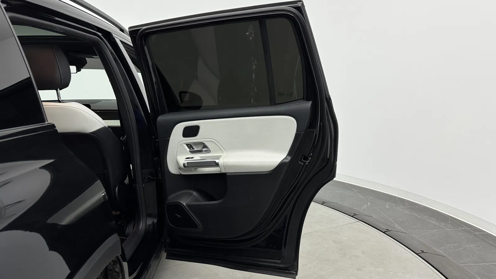 Mercedes-Benz GLB photo 32