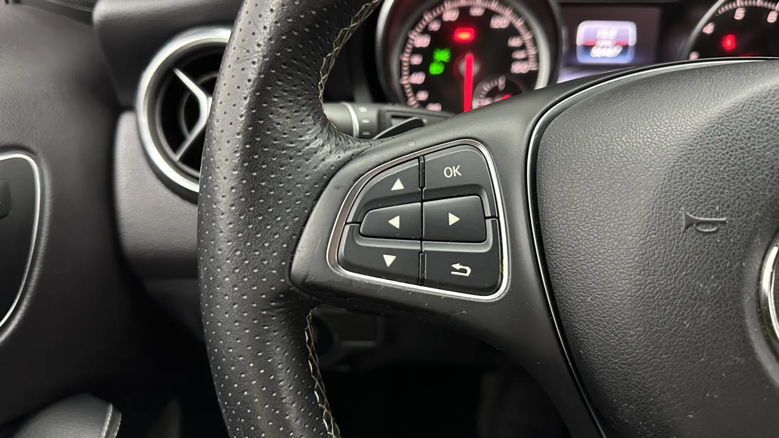 Mercedes-Benz GLA photo 16