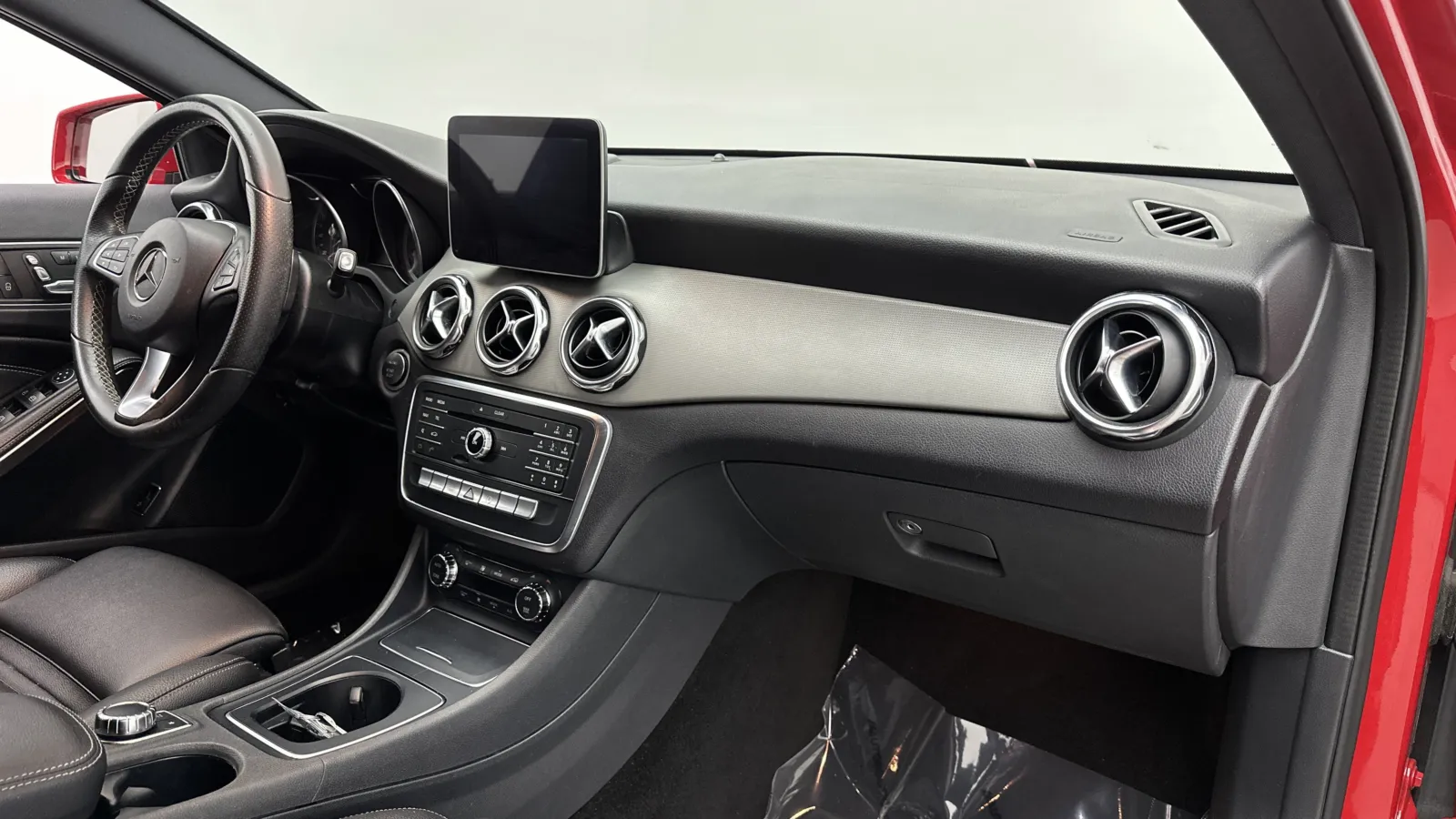 Mercedes-Benz GLA photo 32