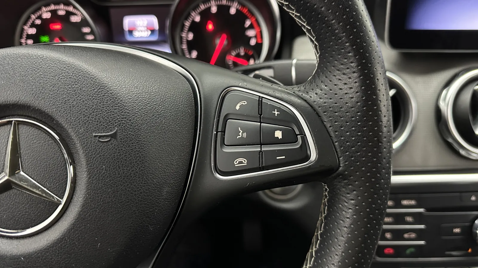 Mercedes-Benz GLA photo 17