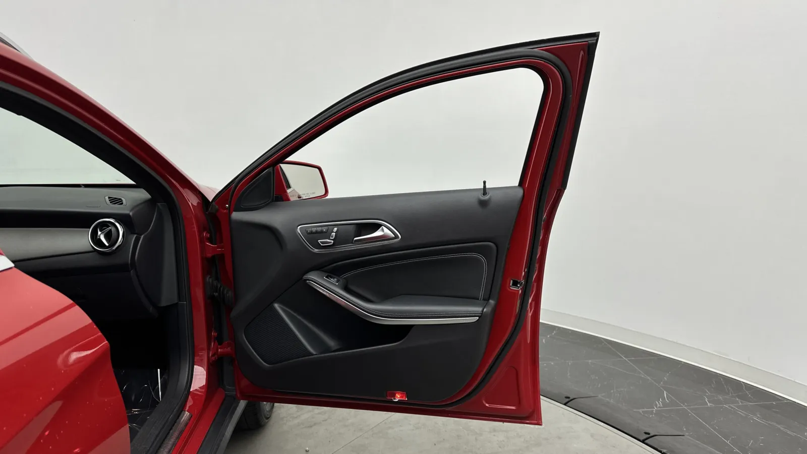 Mercedes-Benz GLA photo 29