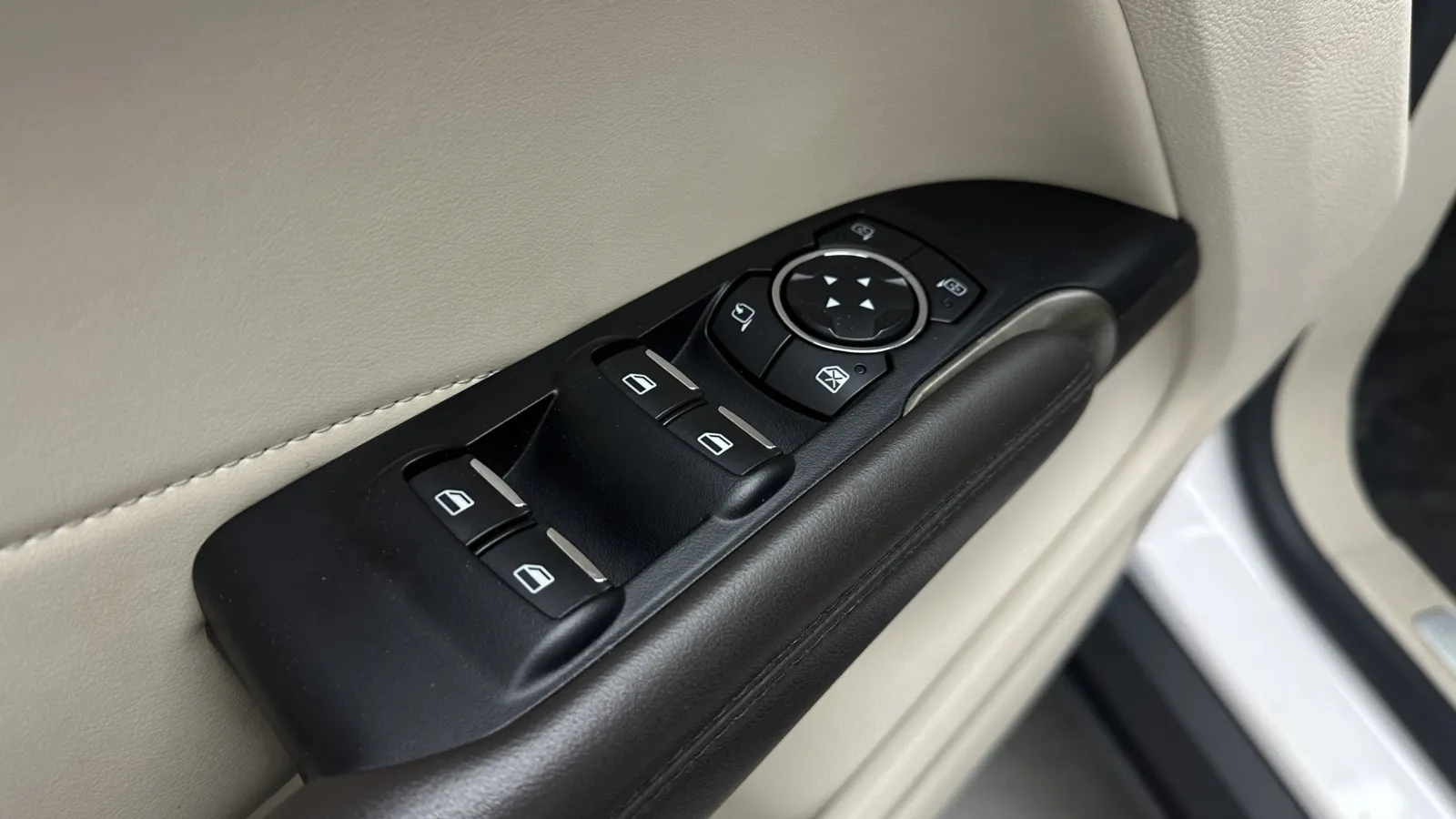 Lincoln MKC photo 12