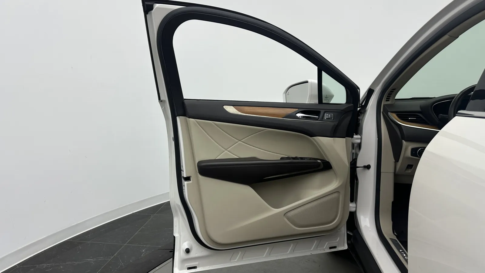 Lincoln MKC photo 10