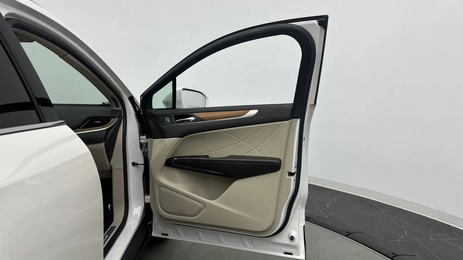 Lincoln MKC photo 33