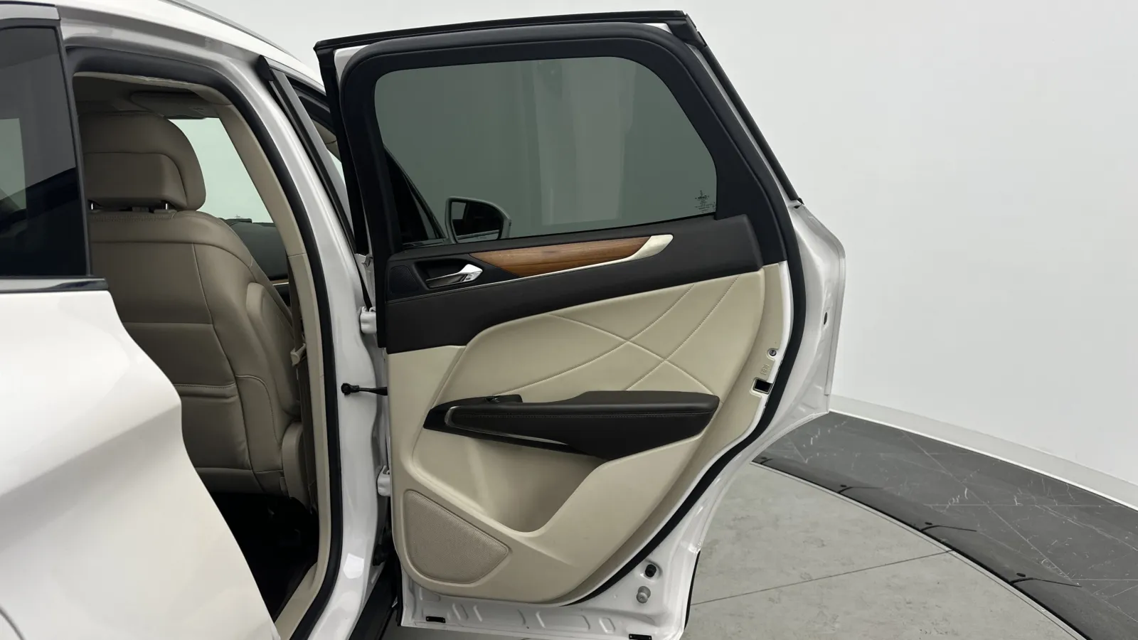 Lincoln MKC photo 27