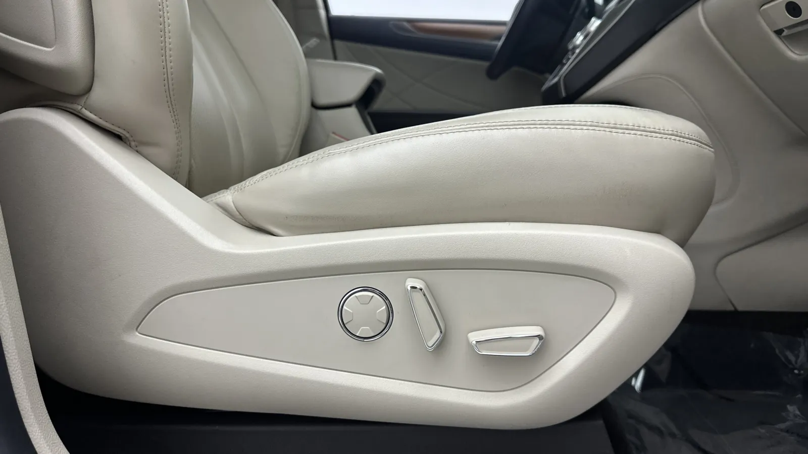 Lincoln MKC photo 35