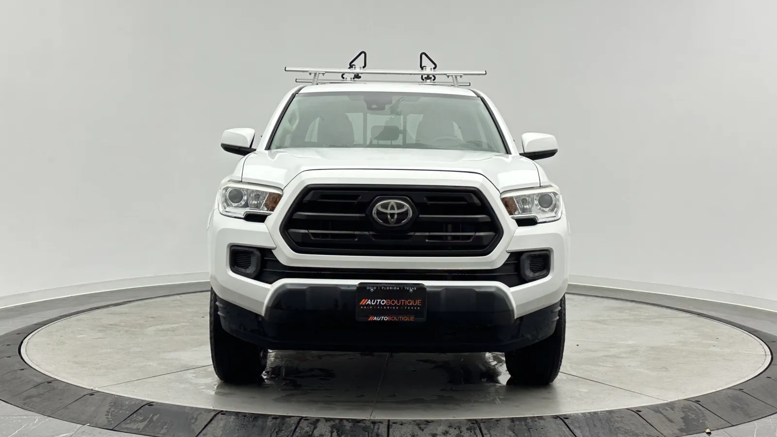 Toyota Tacoma photo 2