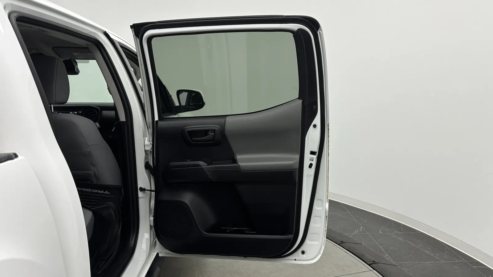 Toyota Tacoma photo 28