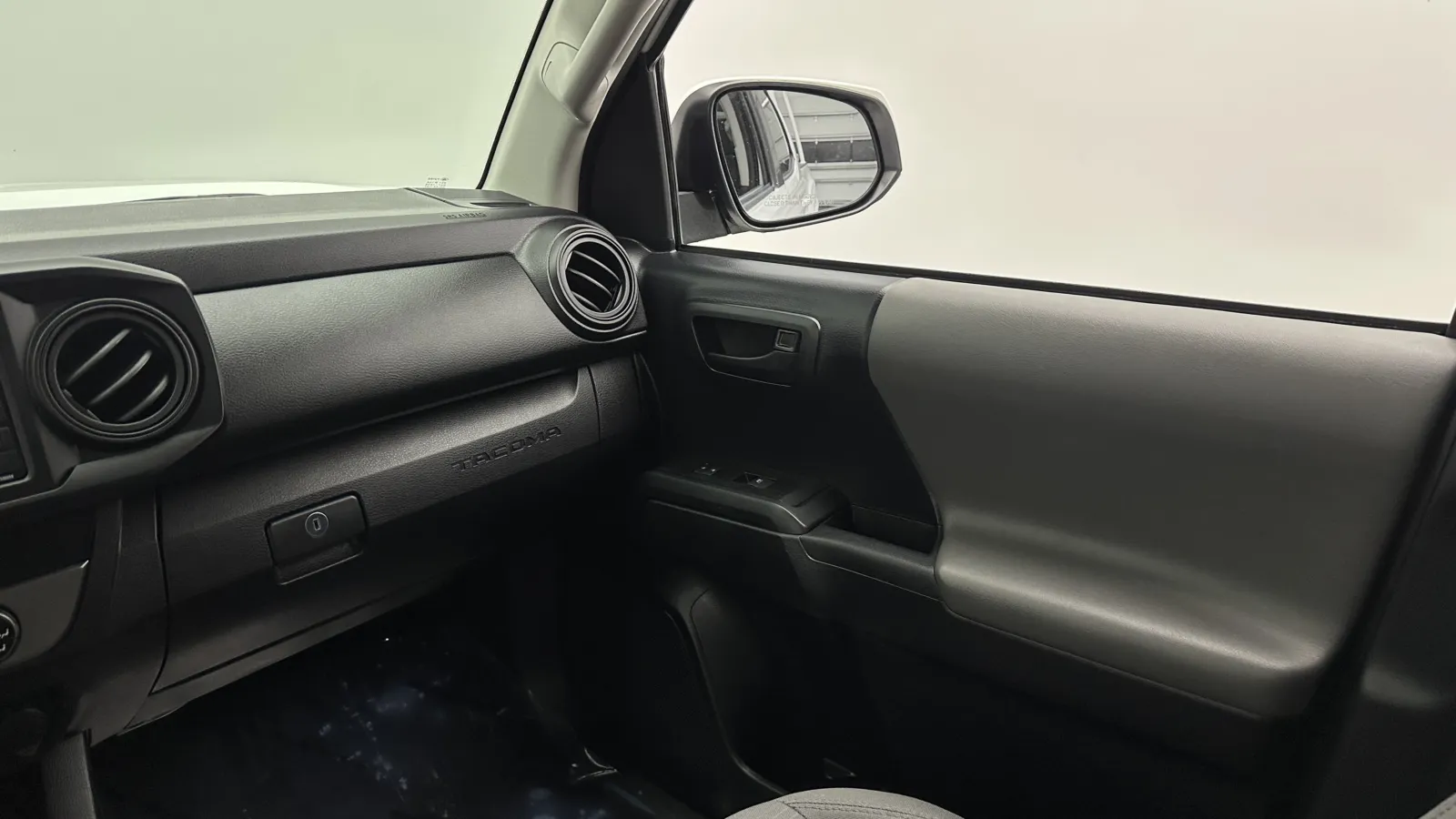 Toyota Tacoma photo 24