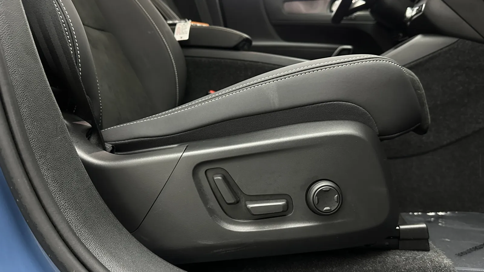 Volvo C40 photo 37