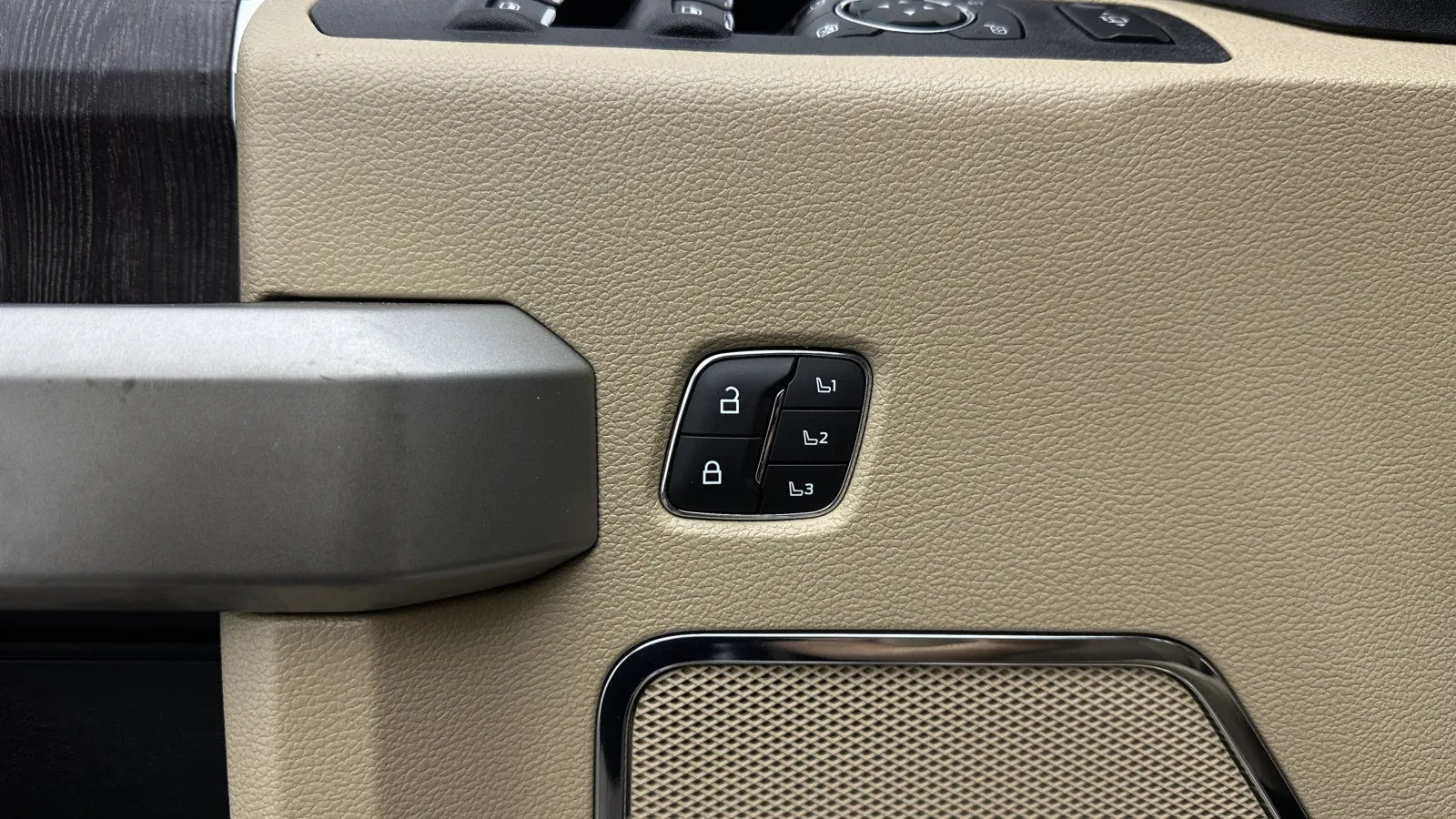 Ford F-250 photo 14