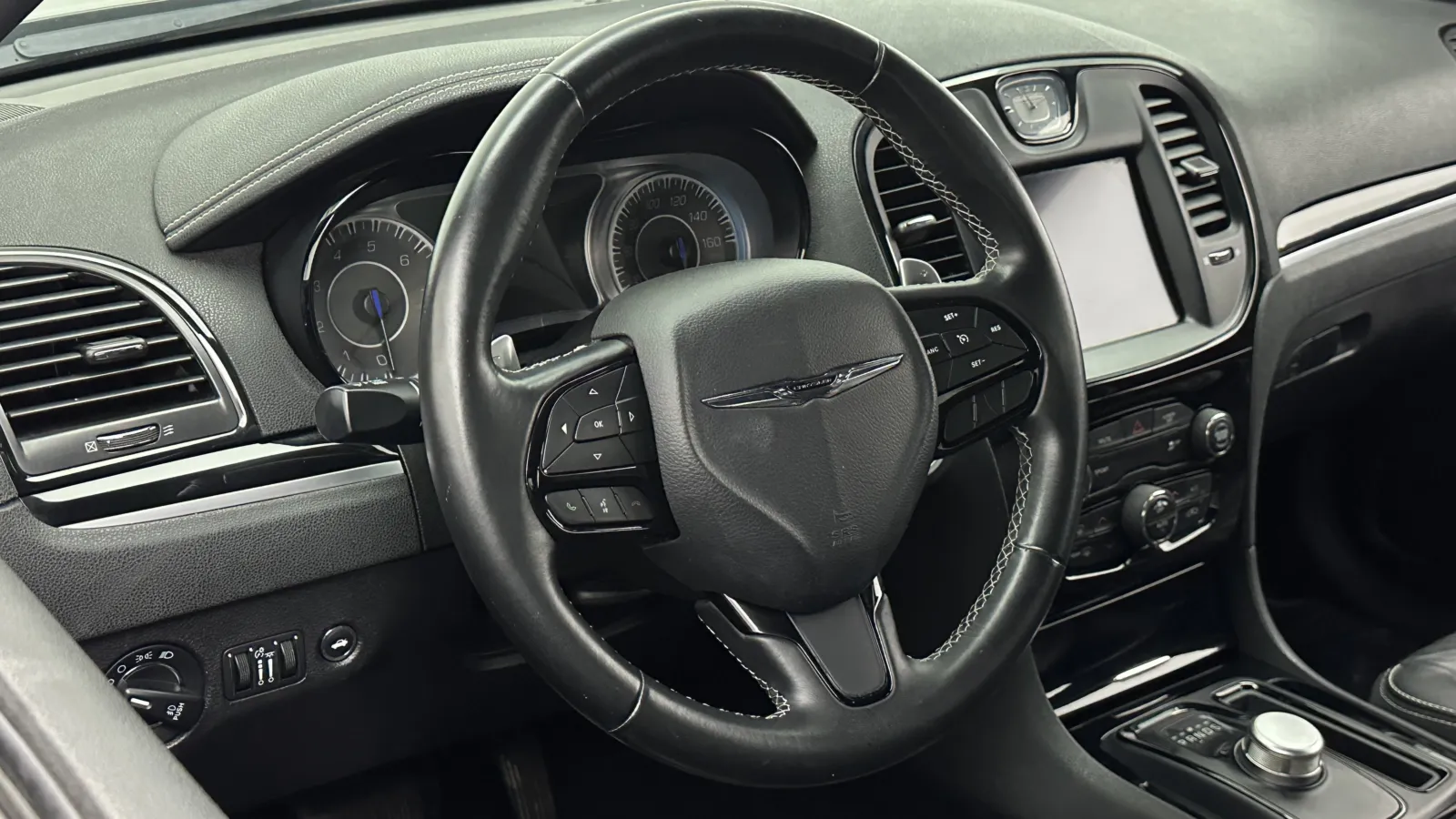 Chrysler 300 photo 8