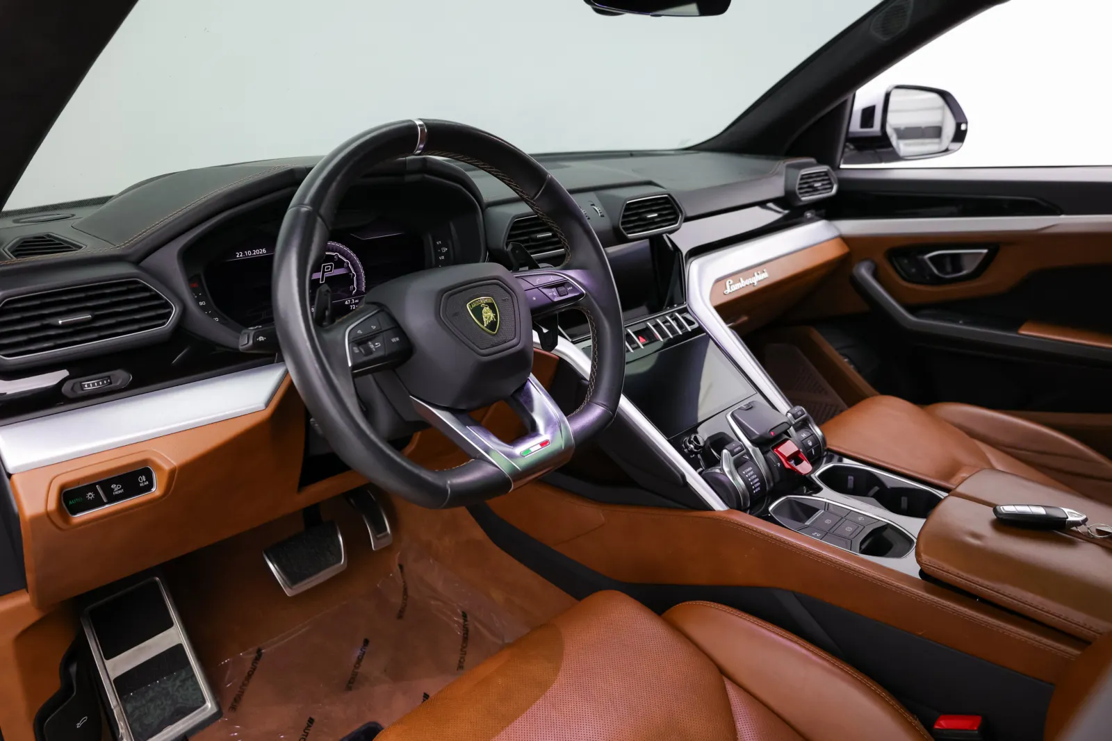 Lamborghini URUS photo 17