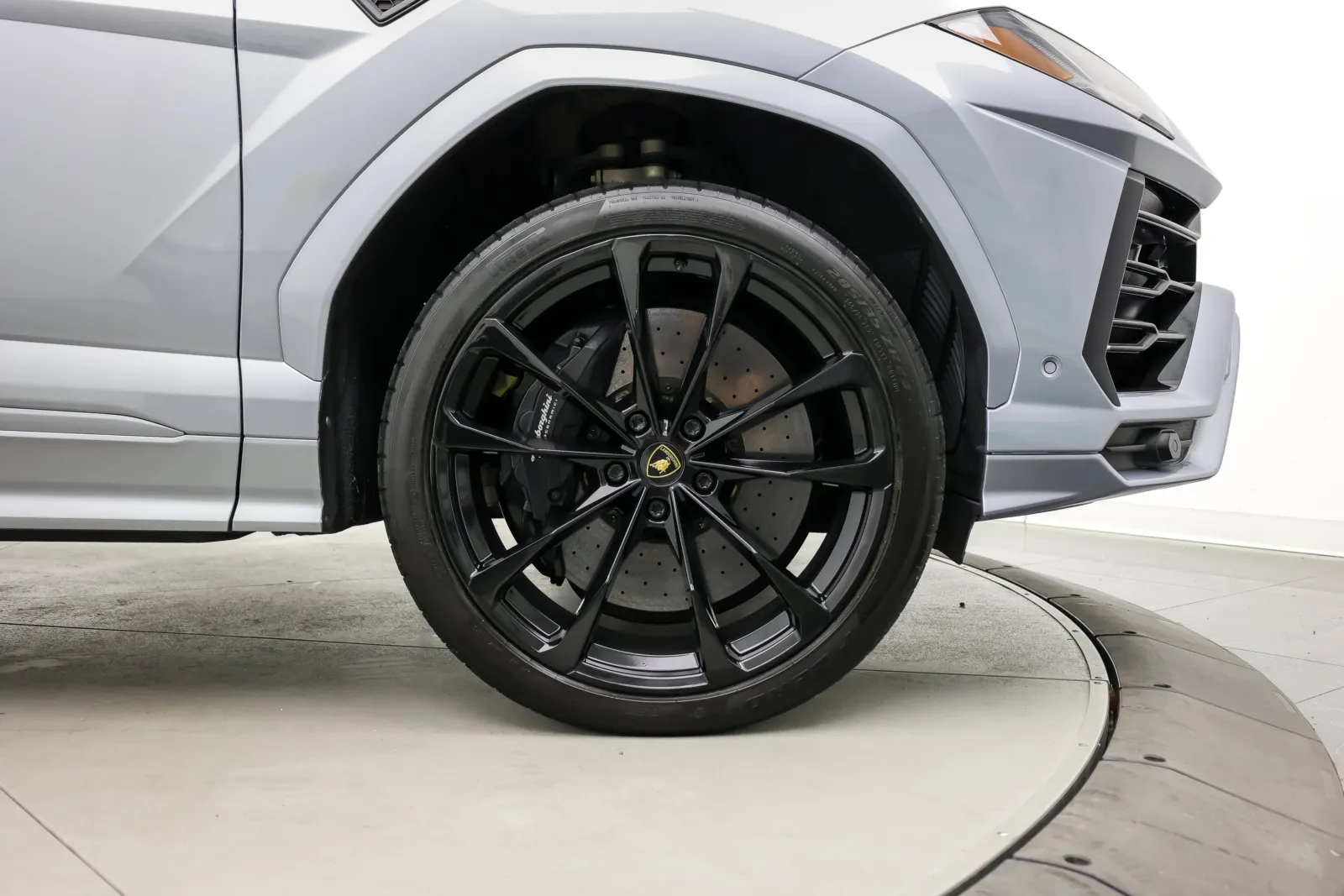 Lamborghini URUS photo 11
