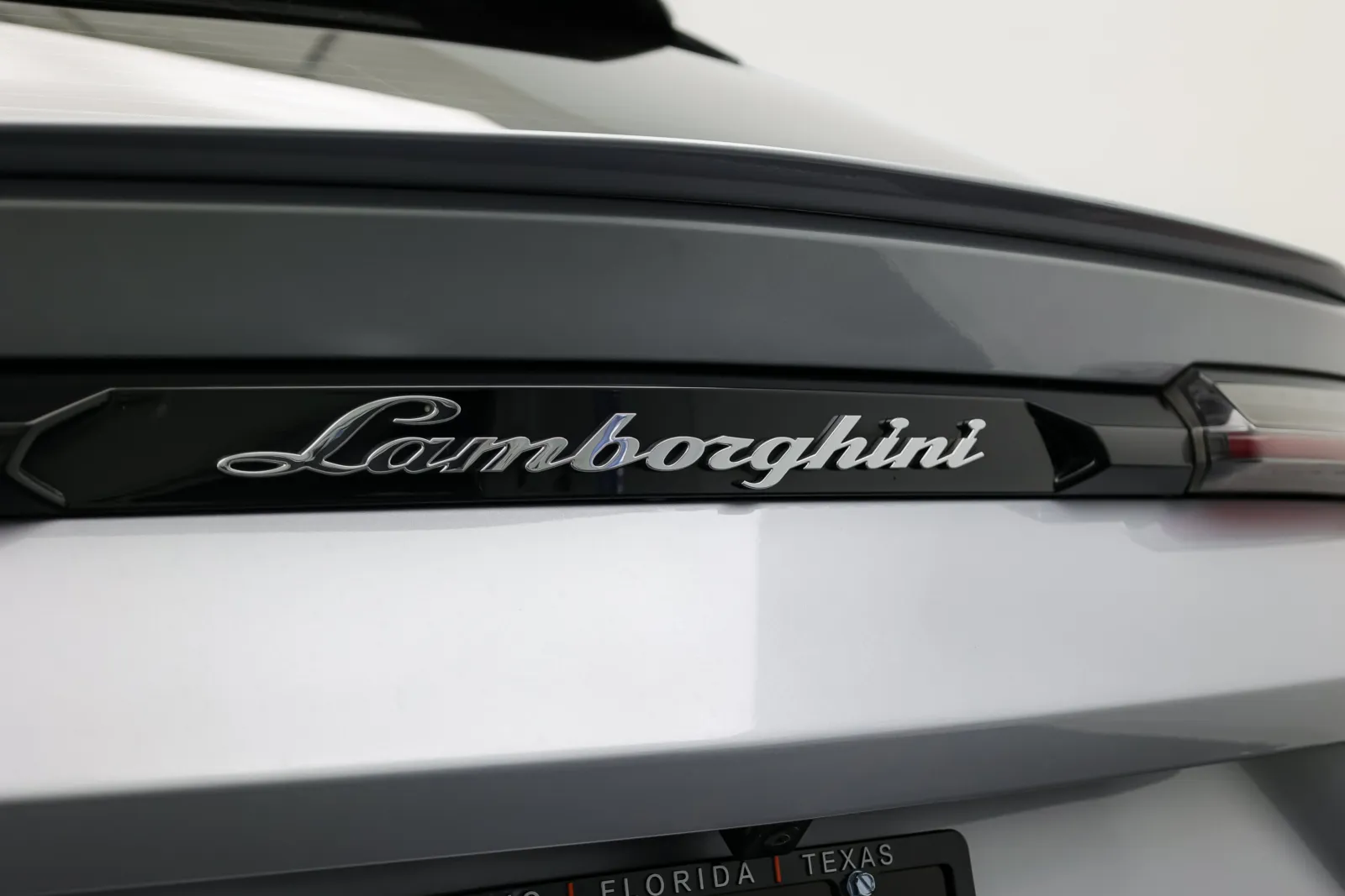Lamborghini URUS photo 15
