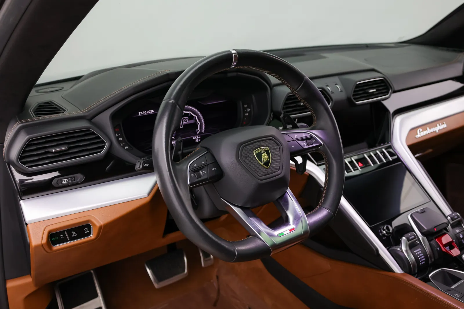 Lamborghini URUS photo 16