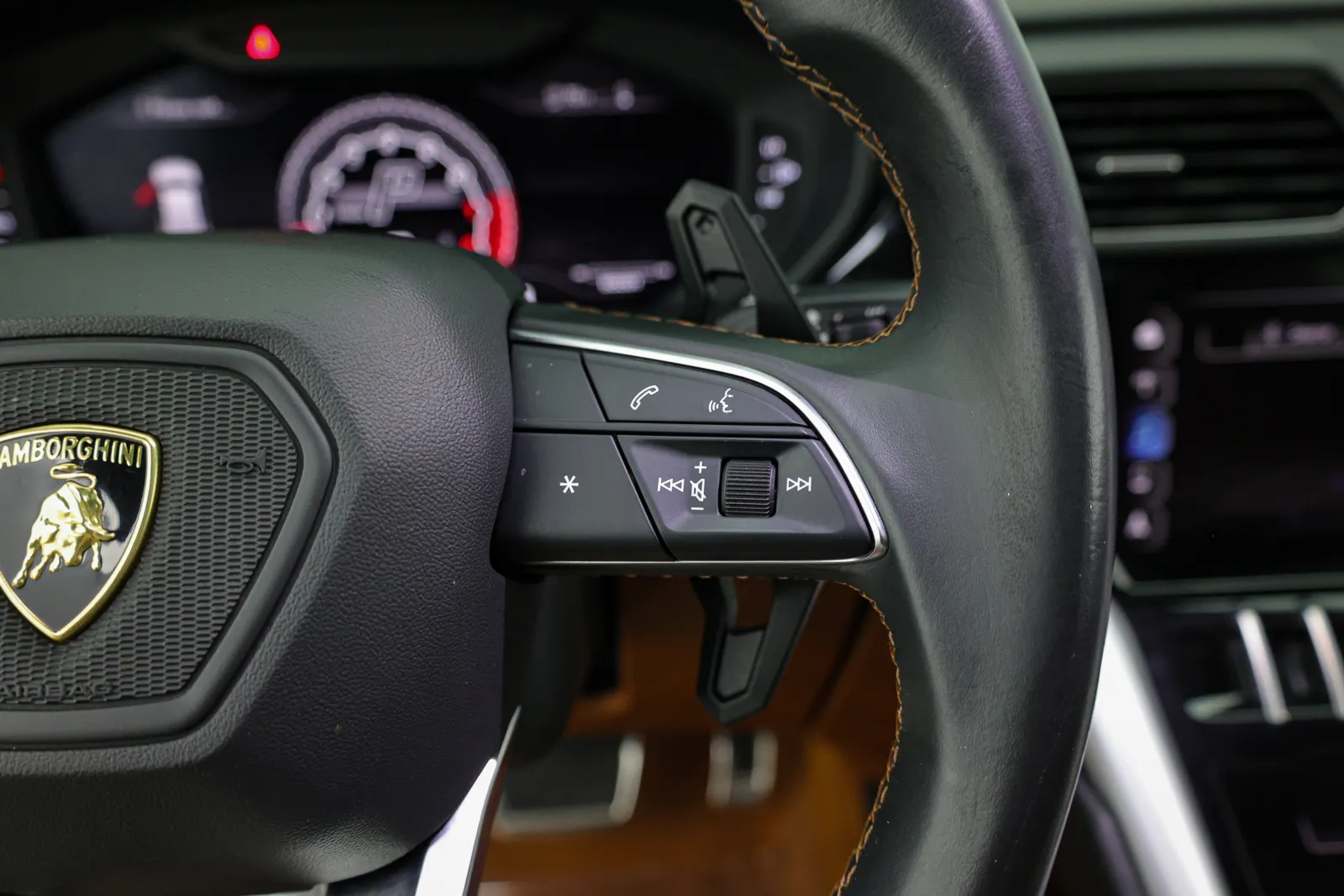 Lamborghini URUS photo 25