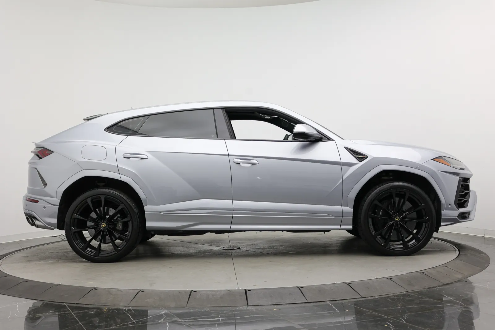 Lamborghini URUS photo 6