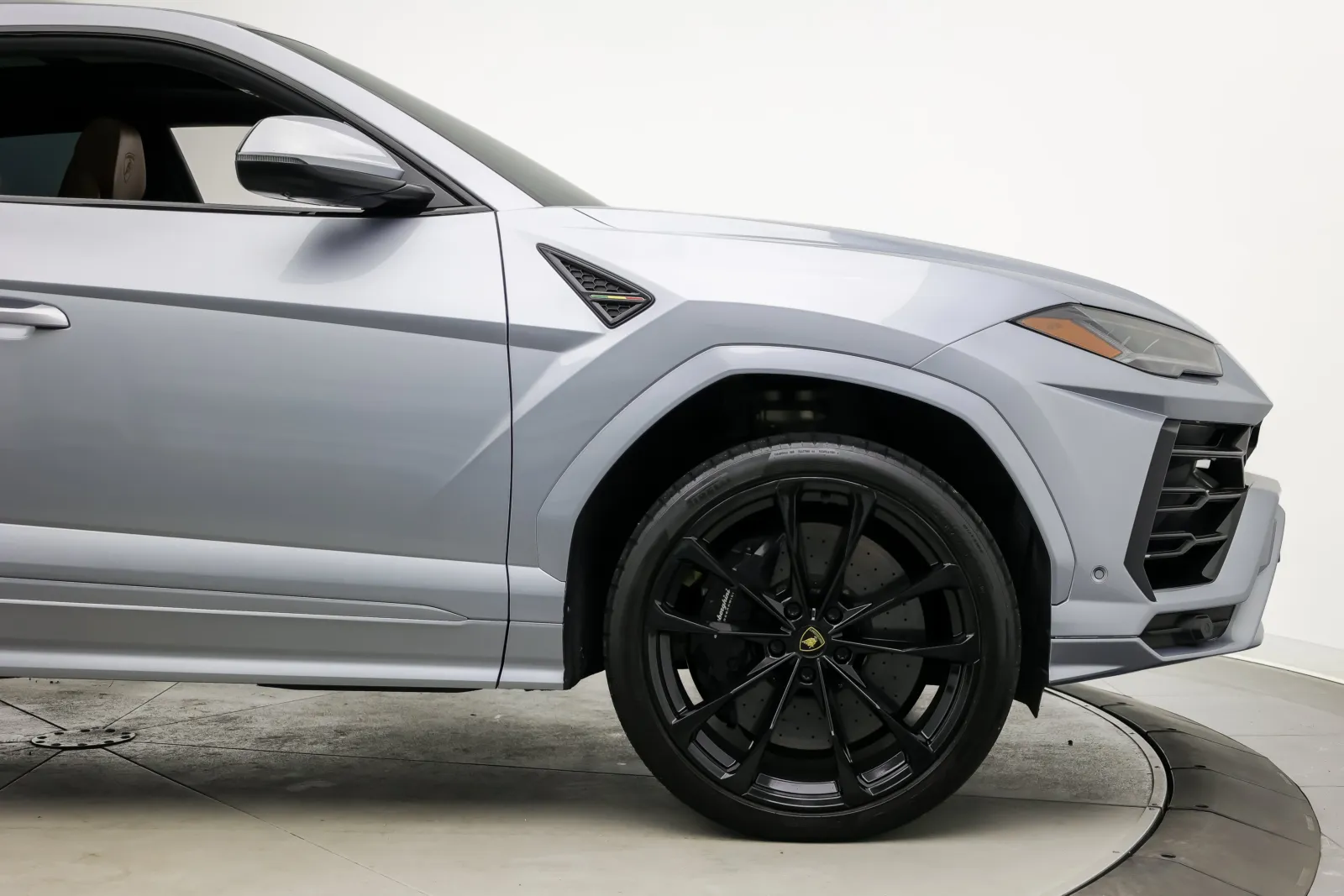 Lamborghini URUS photo 13