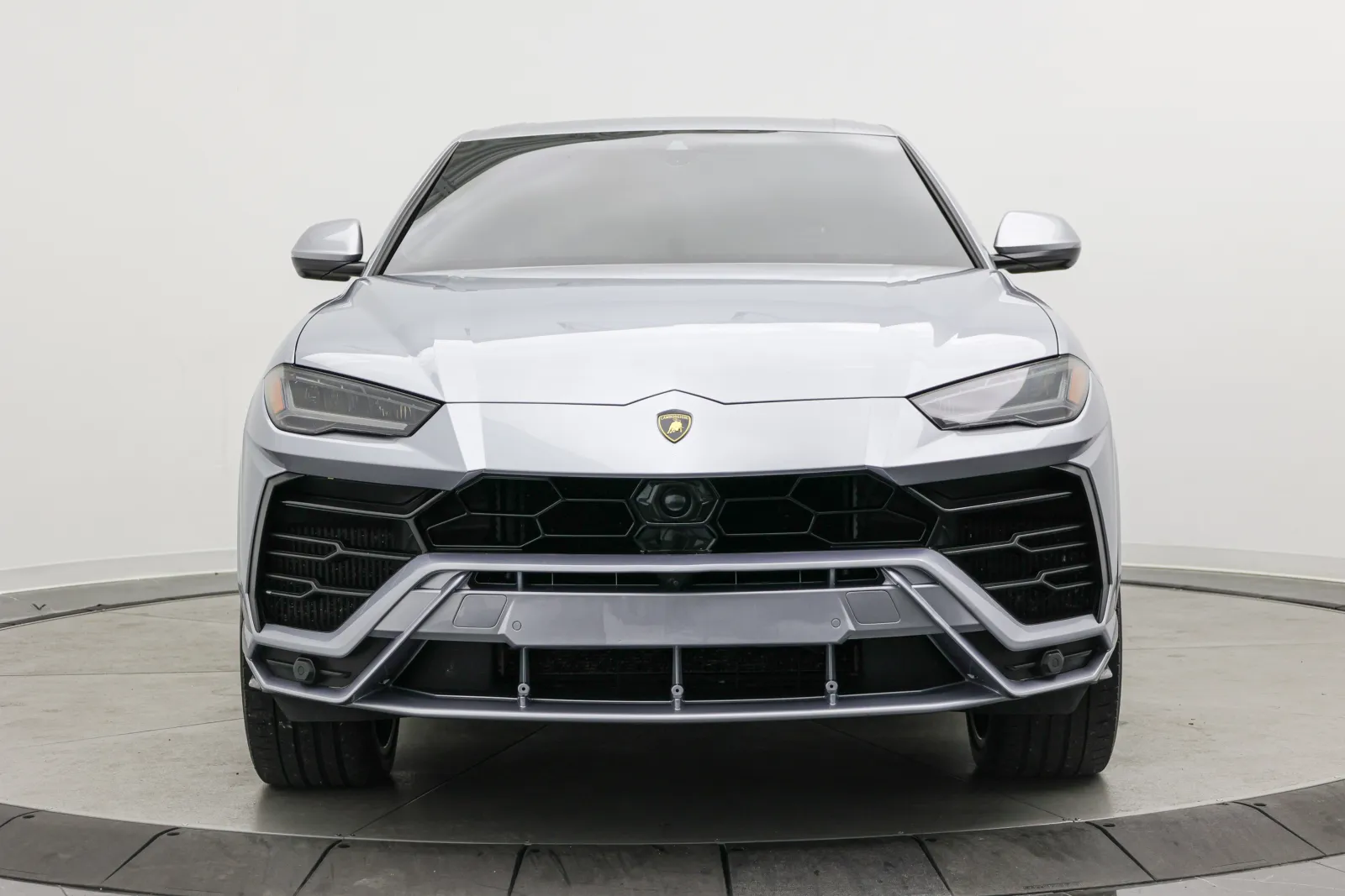 Lamborghini URUS photo 2