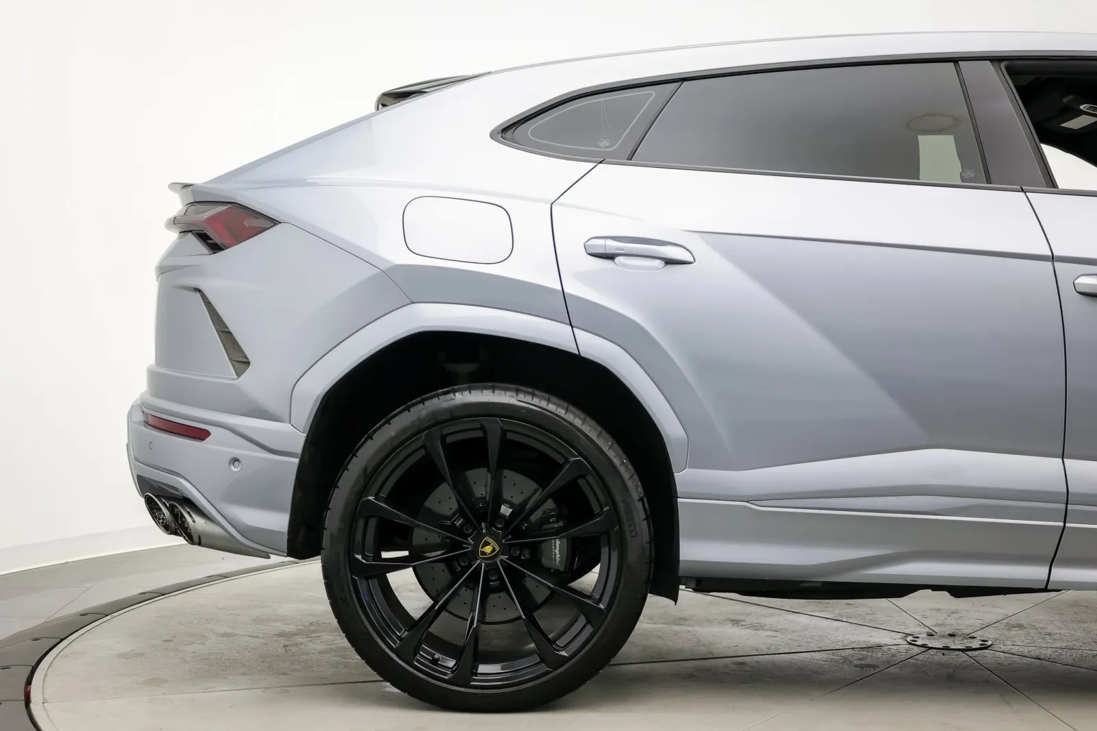 Lamborghini URUS photo 12