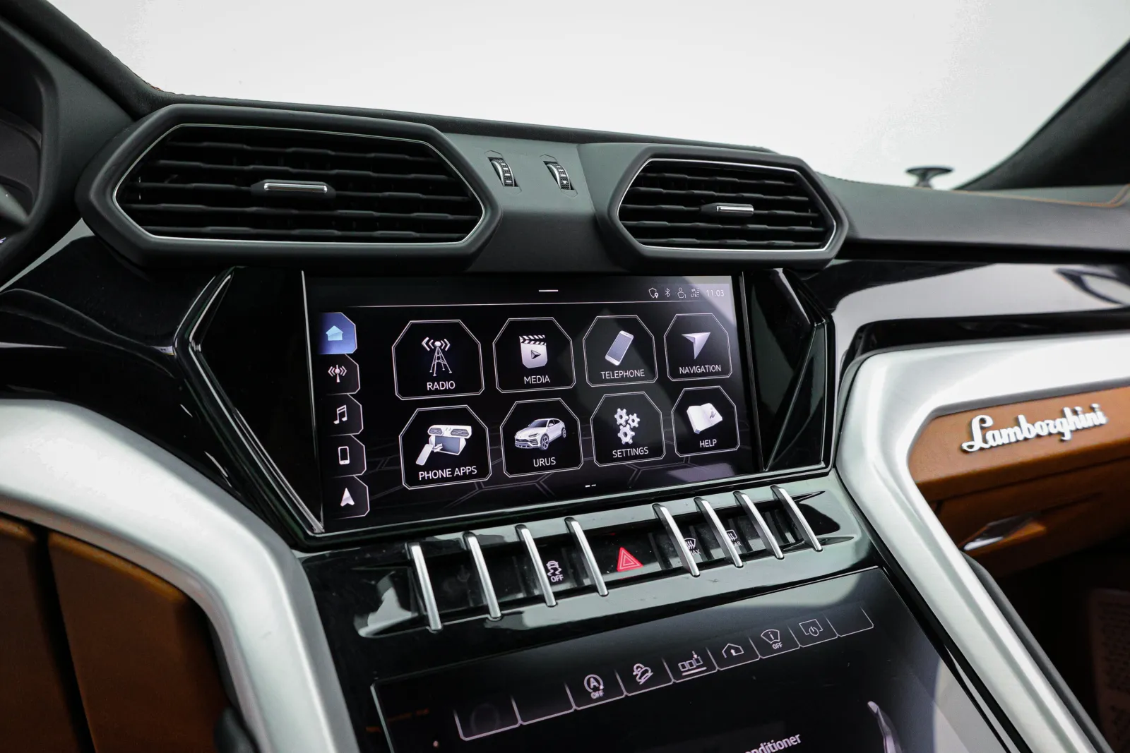 Lamborghini URUS photo 28