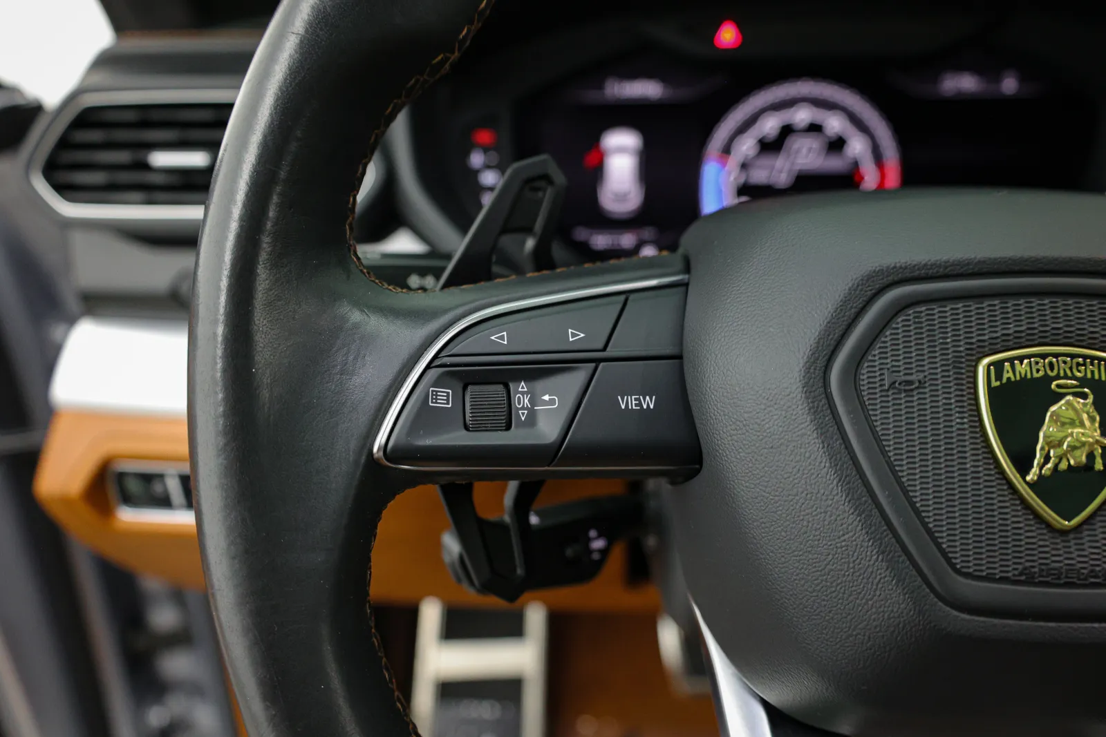 Lamborghini URUS photo 24